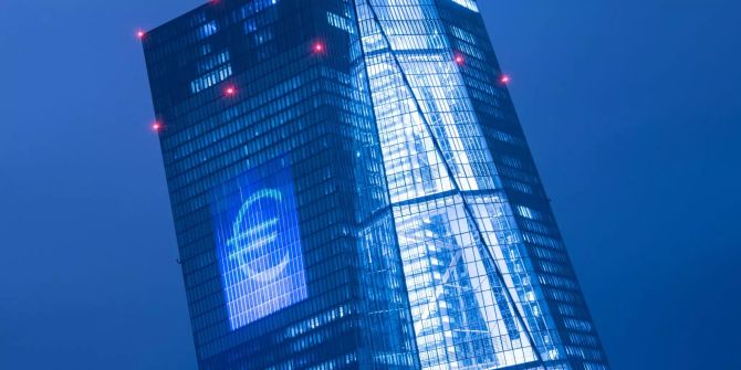 Ein Eurozeichen wird beim Lichtspektakel «Luminale» in Frankfurt am Main auf die Fassade der Europäischen Zentralbank (EZB) projiziert.