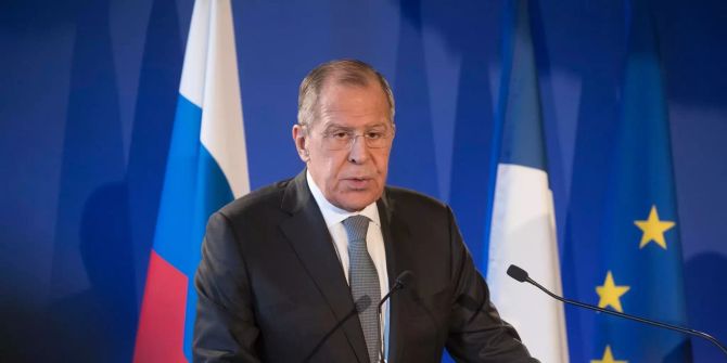 Sergei Lawrow, Aussenminister von Russland, spricht während einer Pressekonferenz mit Jean-Yves Le Drian, Aussenminister von Frankreich.