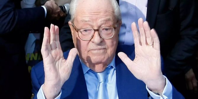 Jean-Marie Le Pen gestikuliert während einer Pressekonferenz in Marseille (F).