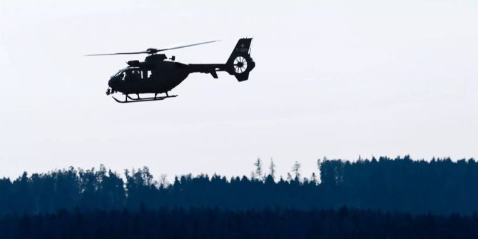 Ein Schweizer Militär-Helikopter startet vom Militärflugplatz in Dübendorf ZH.