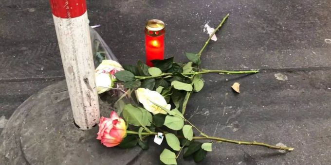 Rosen und Lichter liegen an der Unfallstelle am Zürich HB. Rosen und Lichter liegen an der Unfallstelle am Zürich HB.