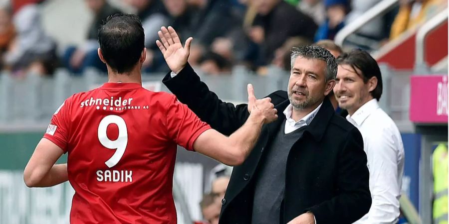 Urs Fischer (Mitte) klatscht als Thun-Trainer mit Stürmer Sadik ab.