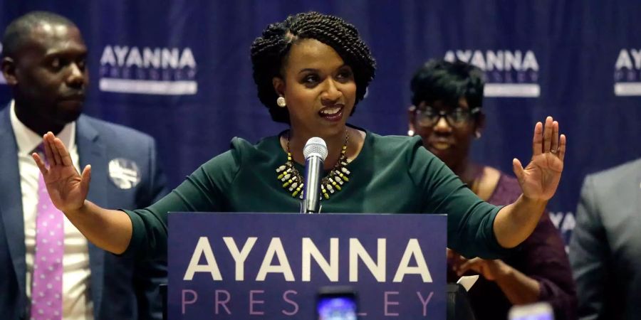 Die demokratische Politikerin Ayanna Pressley feiert ihren Wahlsieg mit einer Rede in Boston (USA).