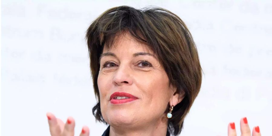 Bundesrätin Doris Leuthard, Vorsteherin des Eidgenössischen Departements für Umwelt, Verkehr, Energie und Kommunikation (UVEK), spricht an einer Medienkonferenz.