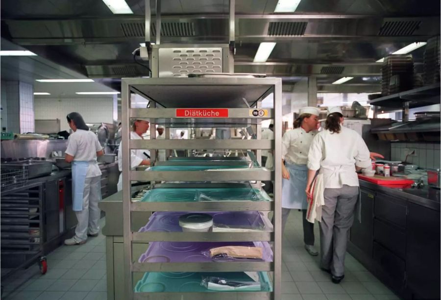 Grossküche mit Köchen und Köchinnen an der Arbeit - Keystone