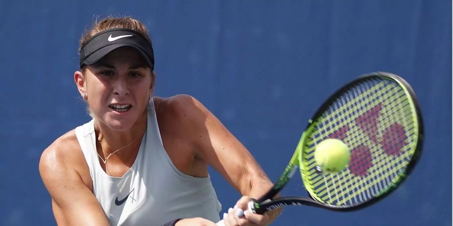 Belinda Bencic returniert den Ball während eines Matches.