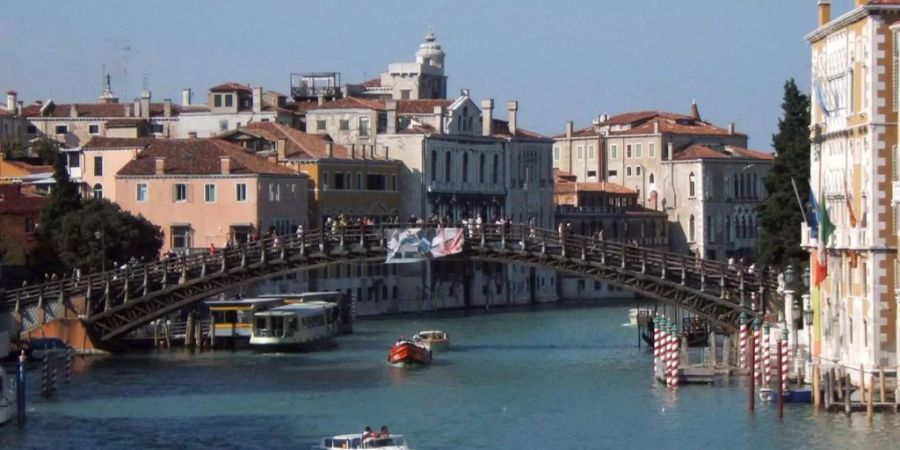 Die Accademia-Brücke in Venedig (I).