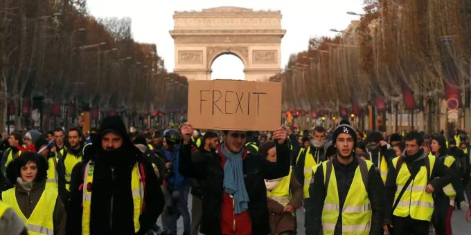 Ein Demonstrant hält ein Schild mit der Aufschrift «Frexit» beim Protest auf dem Champs-Elysees, im Hintergrund ist der Triumphbogen zu sehen. Ein Demonstrant hält ein Schild mit der Aufschrift «Frexit» bei einem Protest der «Gilets Jaunes» (Gelbwesten) auf dem Champs-Elysees.