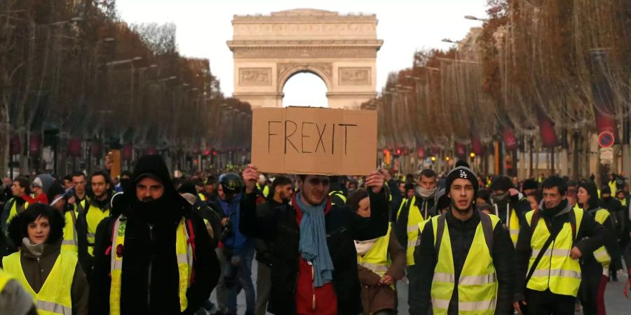 Ein Demonstrant hält ein Schild mit der Aufschrift «Frexit» bei einem Protest der «Gilets Jaunes» (Gelbwesten) auf dem Champs-Elysees.