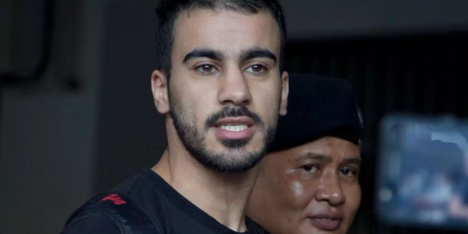 Hakim Al-Araibi (l), ehemaliger Fussballspieler der Nationalmannschaft von Bahrain, kommt zu einer Gerichtsverhandlung. Der in Australien als politischer Flüchtling anerkannte Al-Araibi wurde in Bangkok in ein Gefängnis verlegt. Nach Angaben seiner Anwälte besteht grosse Gefahr, dass er gegen seinen Willen nach Bahrain abgeschoben wird.