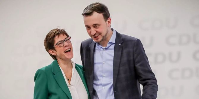 Annegret Kramp-Karrenbauer, Bundesvorsitzende der CDU, steht mit dem neugewählten CDU Generalsekretär Paul Ziemiak, beim CDU-Bundesparteitag auf der Bühne.