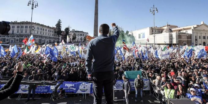 Matteo Salvini steht wie vor seinen Anhängern: «Italien zuerst» heisst es in Rom. Parteichef Matteo Salvini von der Lega steht vor seinen Anhängern.