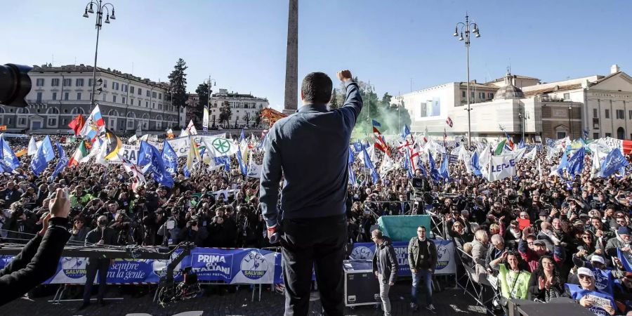 Parteichef Matteo Salvini von der Lega steht vor seinen Anhängern.