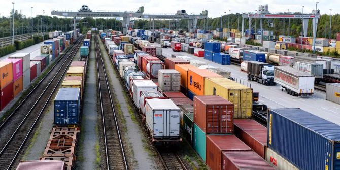 Container werden auf Güterzüge verladen.