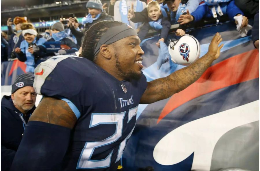 Souveräner Sieg der Titans im Spiel gegen Jacksonville. Beim 30:9-Triumph glänzt  Derrick Henry mit vier Touchdowns. Damit bleibt das Team aus Tennessee auf Playoff-Kurs und könnte in der letzten Woche einen möglichen Showdown gegen die Colts erleben.