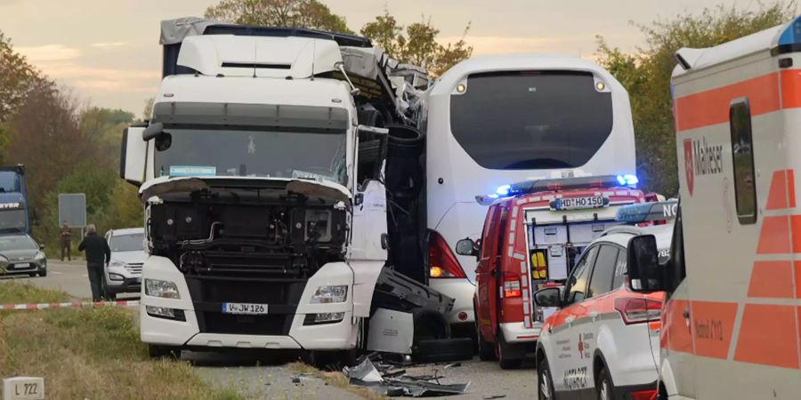 Nach einem Zusammenstoss stehen ein Reisebus und ein Sattelzug auf der Landesstrasse 722 bei Hockenheim.