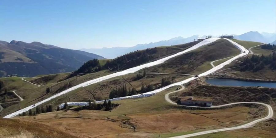 Weisse Schneespuren im Skisportort Kitzbüehl.