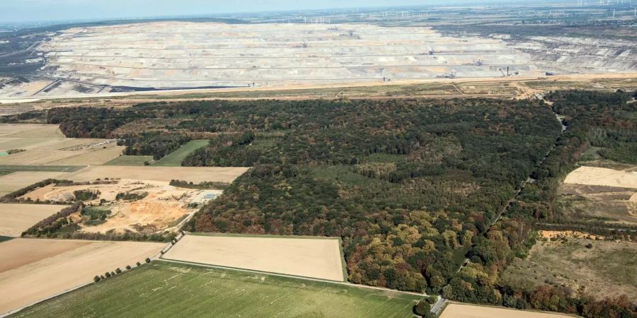 Der Tagebau Hambach schiebt sich an den Hambacher Forst (D).