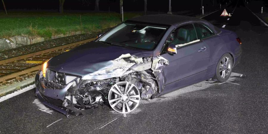 Das zweite Auto beim Unfall in Ballwil LU ist auch zerstört.