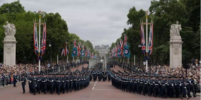 Eine Militärparade vor dem Buckingham-Palast. Eine Militärparade vor dem Buckingham-Palast.