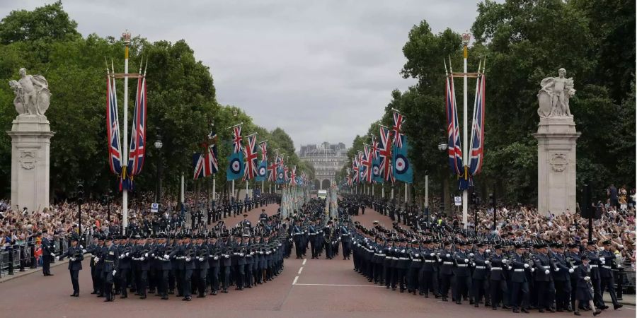 Eine Militärparade vor dem Buckingham-Palast.