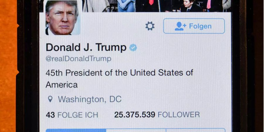 Der Twitter-Account des Präsidenten der Vereinigten Staaten von Amerika, Donald Trump, ist auf einem Smartphone-Bildschirm zu sehen.