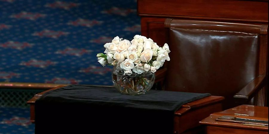 Der Schreibtisch von Senator John McCain ist am Montag im Capitol Hill in Washington schwarz bedeckt und mit weissen Rosen in einer Vase dekoriert.