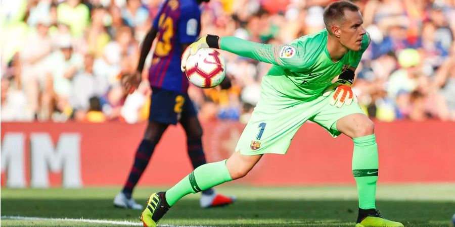 Marc-Andre ter Stegen vom FC Barcelona wirft den Ball ins Feld.