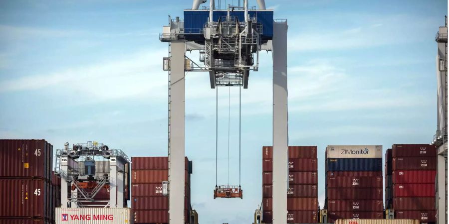 Ein Kran steht bereit, um Container von einem Containerschiff an Land zu bringen am Hafen von Savannah im US-Bundesstaat Georgia.