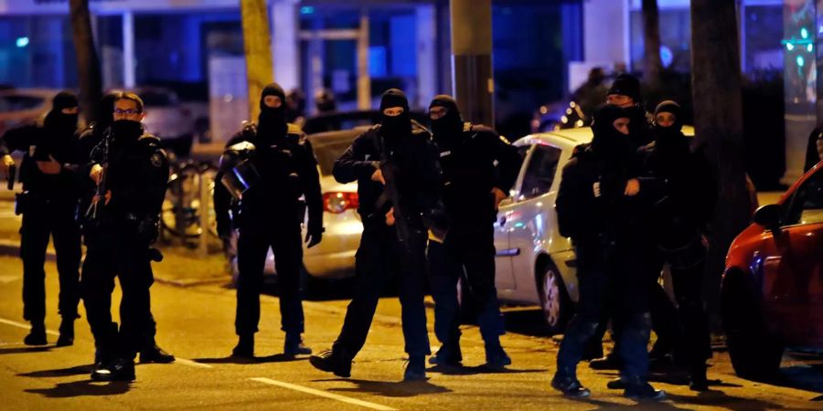 Französische Polizisten stehen im Stadtteil Neudorf in Strassburg.