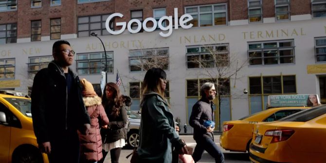 Das Google-Gebäude in New York mit gelben Taxis.