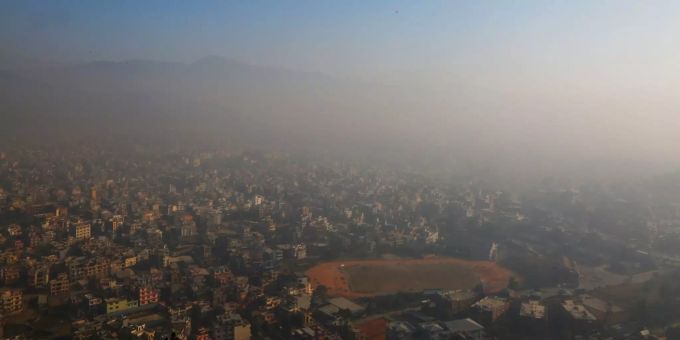 Die Unglücksursache ist immer noch unklar. Kathmandu in Nepal ist von Smog überdeckt.