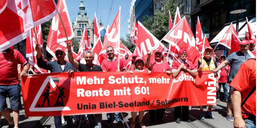 Mehrere Tausend Bauarbeiter aus der ganzen Schweiz demonstrieren in Zürich, am Samstag, 23. Juni 2018.