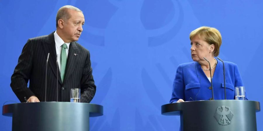 Der türkische Präsident Recep Tayyip Erdogan und die deutsche Bundeskanzlerin Angela Merkel bei einer Pressekonferenz in Berlin.