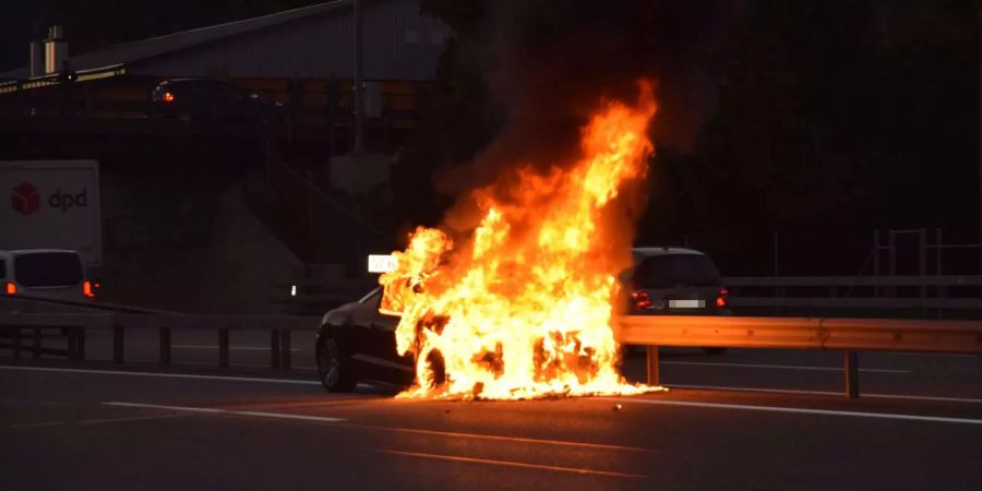 Das lichterloh brenndende Auto auf der A1.
