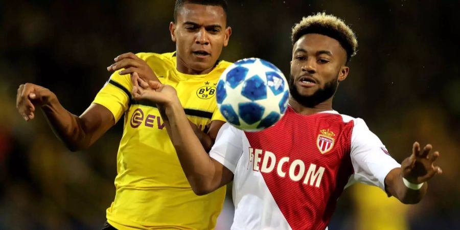 Manuel Akanji (links, Borussia Dortmund) fightet mit Moussa Sylla um den Ball.