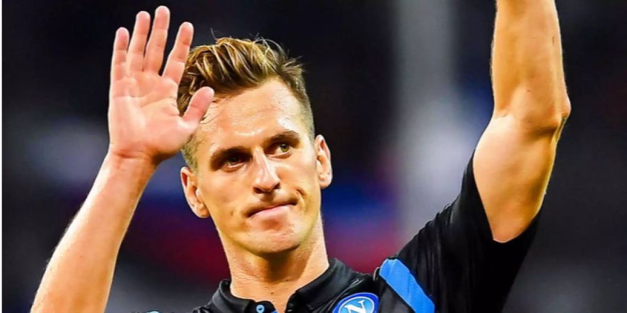 Arkadiusz Milik hebt bei einem Fussballspiel die Hände.