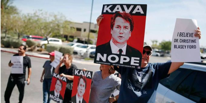 Menschen demonstrieren gegen Brett Kavanaugh vor dem Büro des Senats. Menschen demonstrieren gegen Brett Kavanaugh vor dem Büro des Senats.
