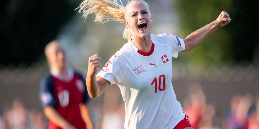 Alisha Lehmann jubelt im Trikot der Schweizer U19-Nati an der letzten EM.