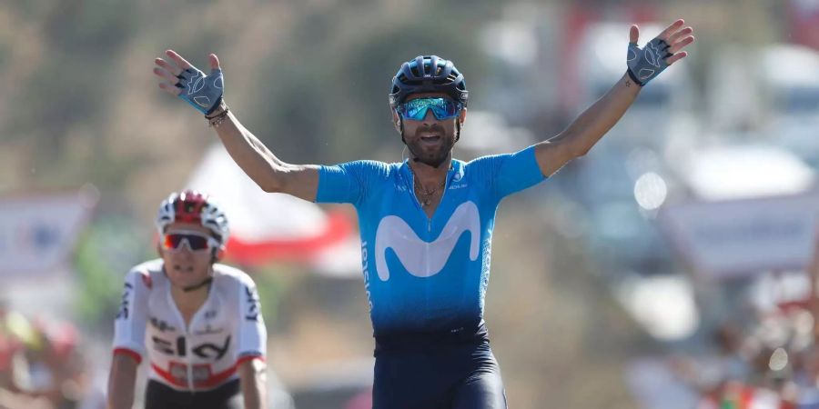 Alejandro Valverde aus Spanien vom Team Movistar fährt als Erster vor Michal Kwiatkowski aus Polen vom Team Sky ins Ziel ein.