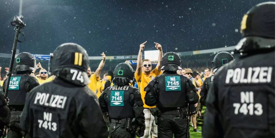 Ticket-Verkaufsstellen für Sport-Grossanlässe sollen weiterhin nicht über registrierte gewaltbereite Fans informiert werden. (Archivbild/Symbolbild)