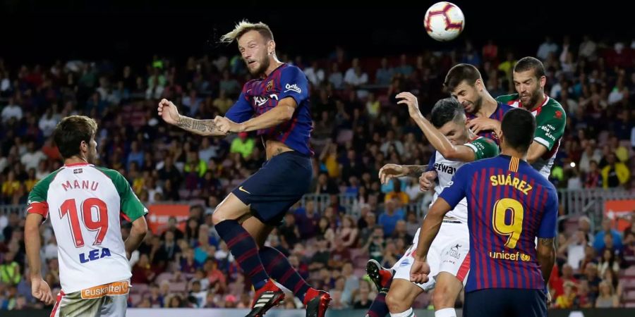 Ivan Rakitic vom FC Barcelona (2.v.l.) köpfelt den Ball.