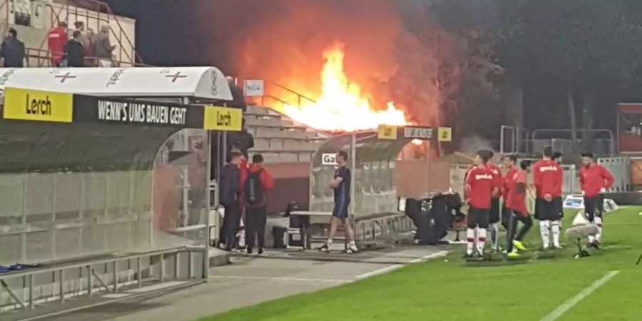 Der Wurststand im Stadion Winterthur steht in Flammen.