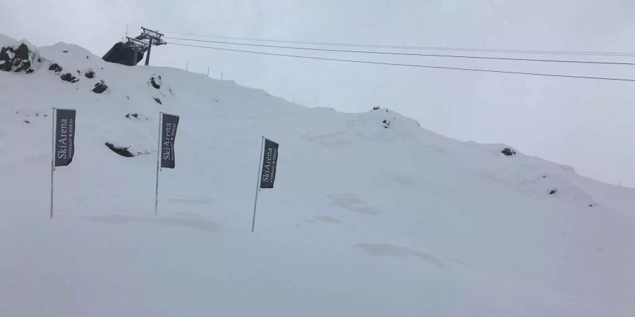 Neben 80cm Neuschnee wurde die Skiarena Andermatt-Sedrun auch mit etwas Sahara-Staub bedeckt (dunkle Flecken).