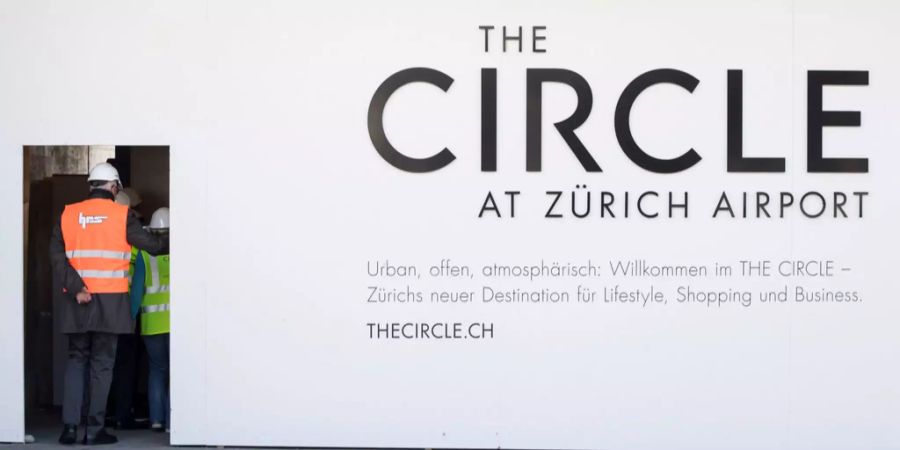 Journalisten bewegen sich auf der Grossbaustelle «The Circle» am Flughafen Zürich.