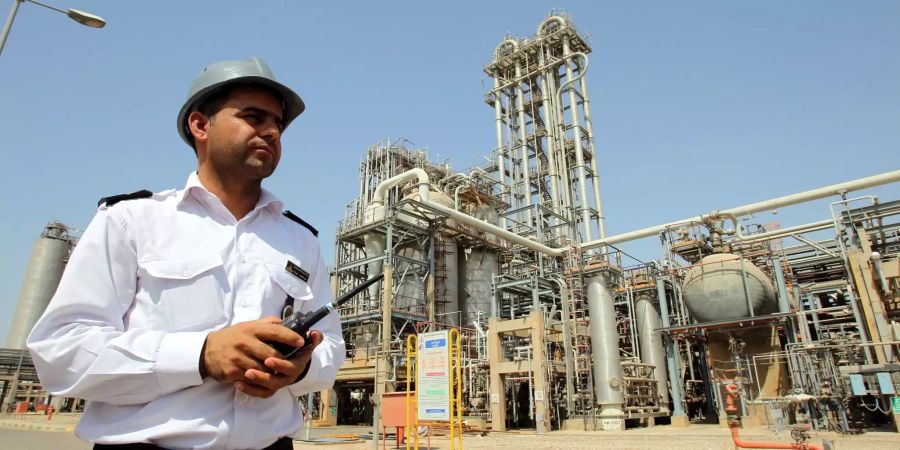 Ein Wachmann patroulliert auf dem Gelände des iranischen petrochemischen Komplexes in Mahshah in der Provinz Khuzestan.