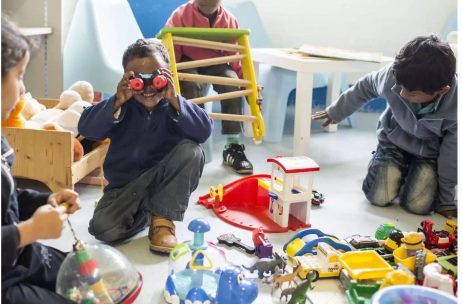 Asylsuchende Kinder spielen in einem Kindergarten im Bundesasylzentrum - Keystone