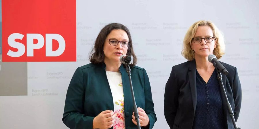 Andrea Nahles (links) und Natascha Kohnen von der deutschen SPD stehen der Presse gegenüber.