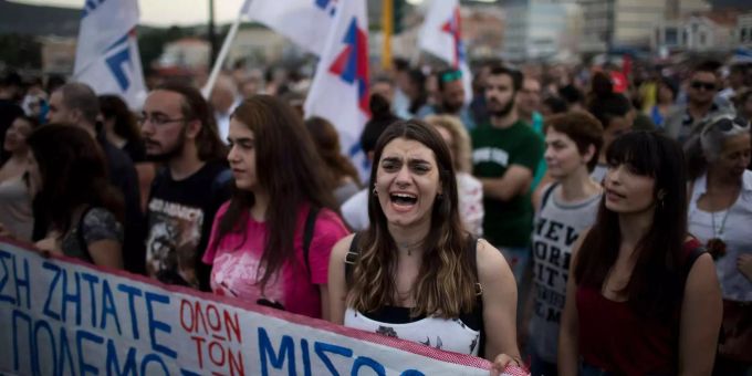 Demonstranten in Griechenland nehmen an einem Protest gegen überfüllte Flüchtlingslager und eine geplante Erhöhung der Mehrwertsteuer in Mytilene auf der Insel Lesbos teil. Demonstranten in Griechenland nehmen an einem Protest gegen überfüllte Flüchtlingslager und eine geplante Erhöhung der Mehrwertsteuer in Mytilene auf der Insel Lesbos teil.