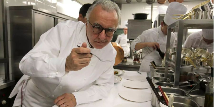 Alain Ducasse posiert in seinem Restaurant «Louis XV».